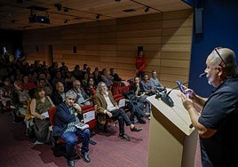 Pablo Antón Marín Estrada recita un texto de Xuan Bello en la sala de conferencias de la Casa de la Cultura.