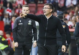 Asier Garitano, que vio cómo su equipo se vino abajo, da indicaciones durante el encuentro.