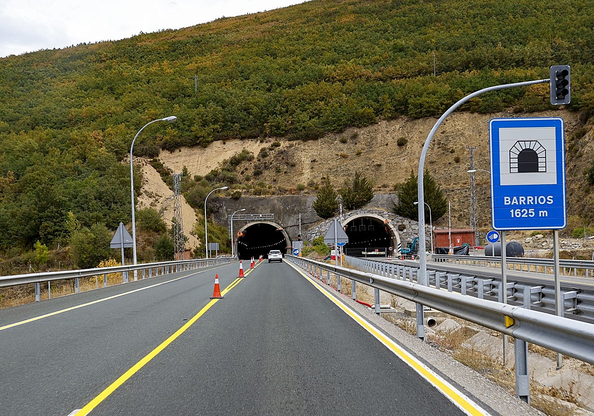 Coche circulando por la autopista del Huerna.