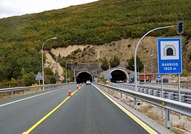 Coche circulando por la autopista del Huerna.