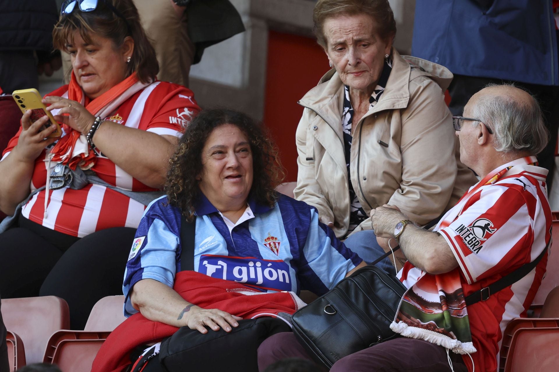 ¿Estuviste este domingo en El Molinón? ¡Búscate entre las fotos del Sporting-Albacete!