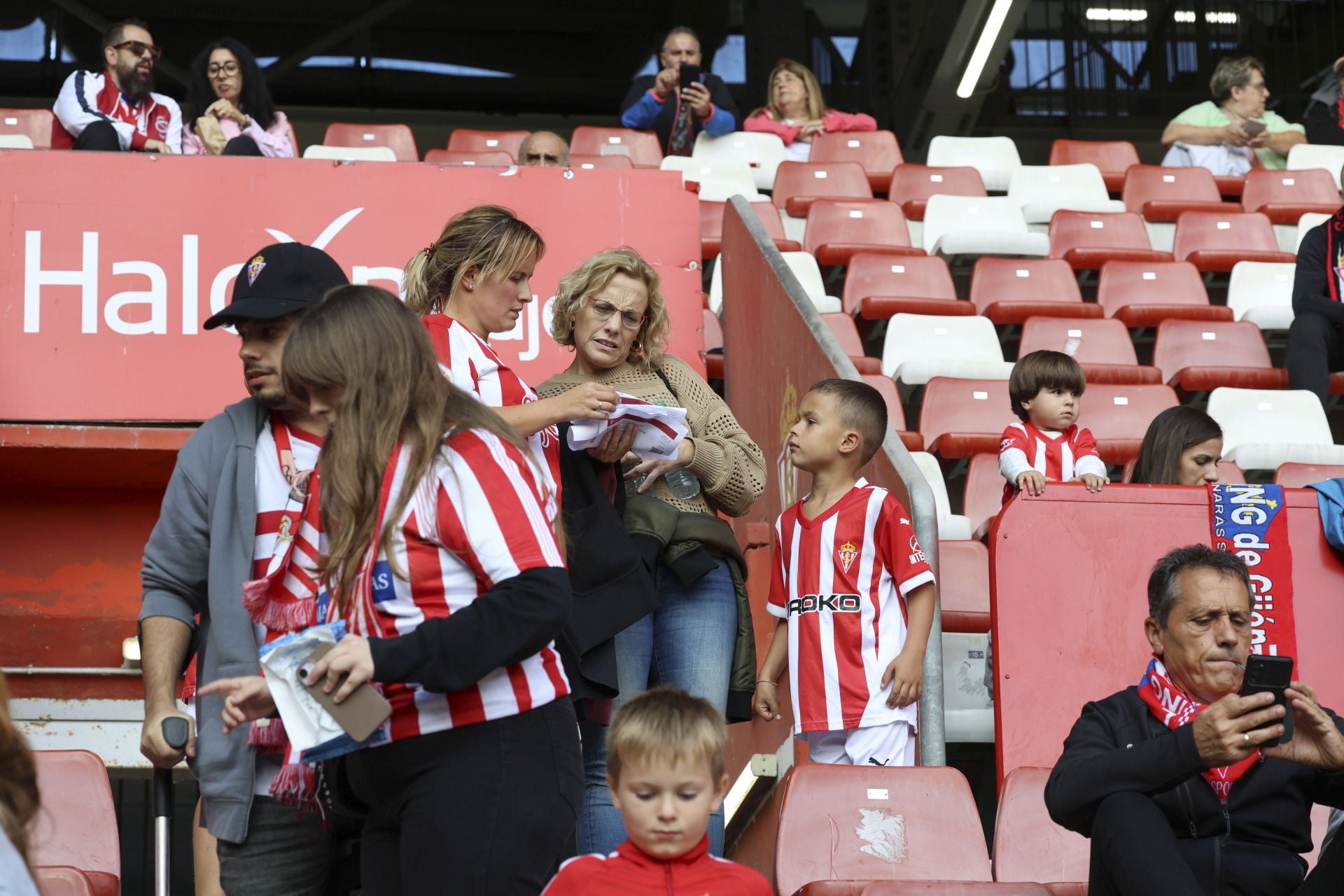 ¿Estuviste este domingo en El Molinón? ¡Búscate entre las fotos del Sporting-Albacete!