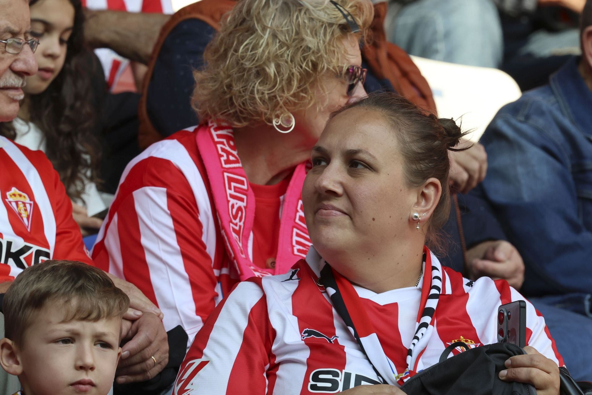 ¿Estuviste este domingo en El Molinón? ¡Búscate entre las fotos del Sporting-Albacete!