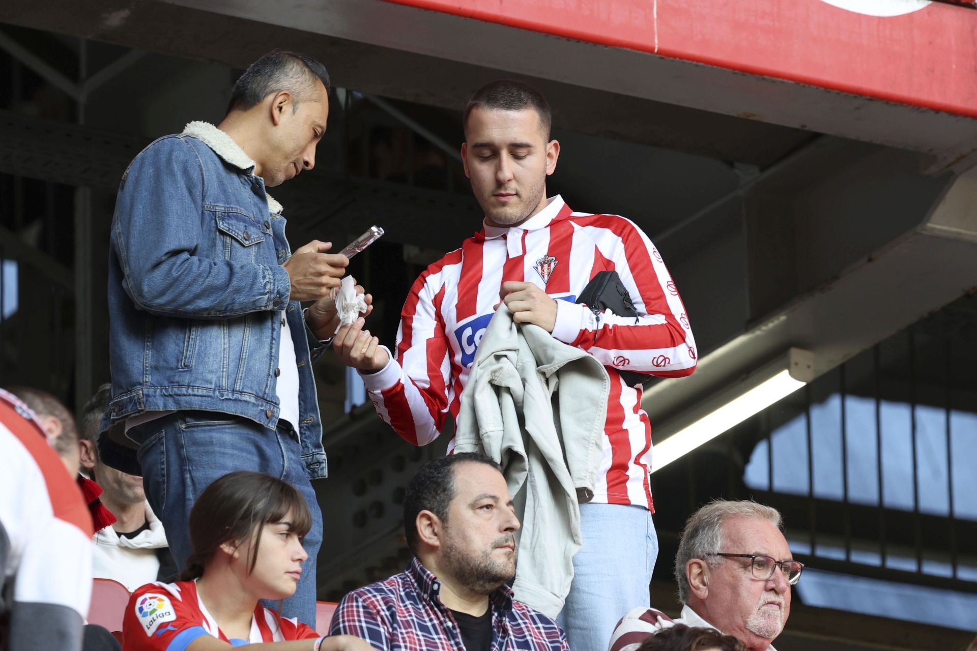 ¿Estuviste este domingo en El Molinón? ¡Búscate entre las fotos del Sporting-Albacete!