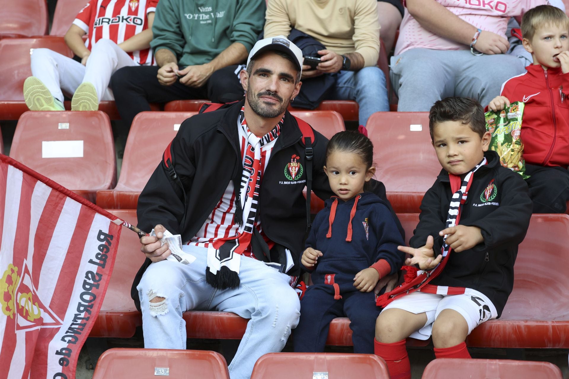 ¿Estuviste este domingo en El Molinón? ¡Búscate entre las fotos del Sporting-Albacete!