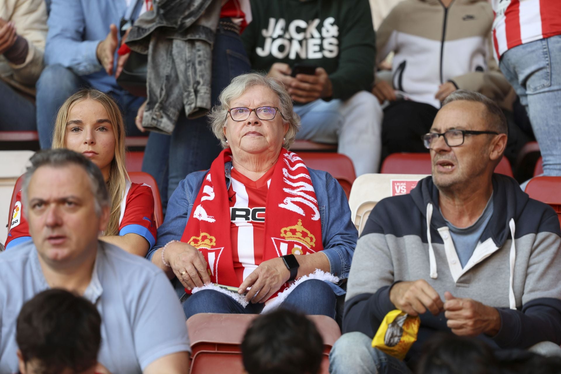 ¿Estuviste este domingo en El Molinón? ¡Búscate entre las fotos del Sporting-Albacete!