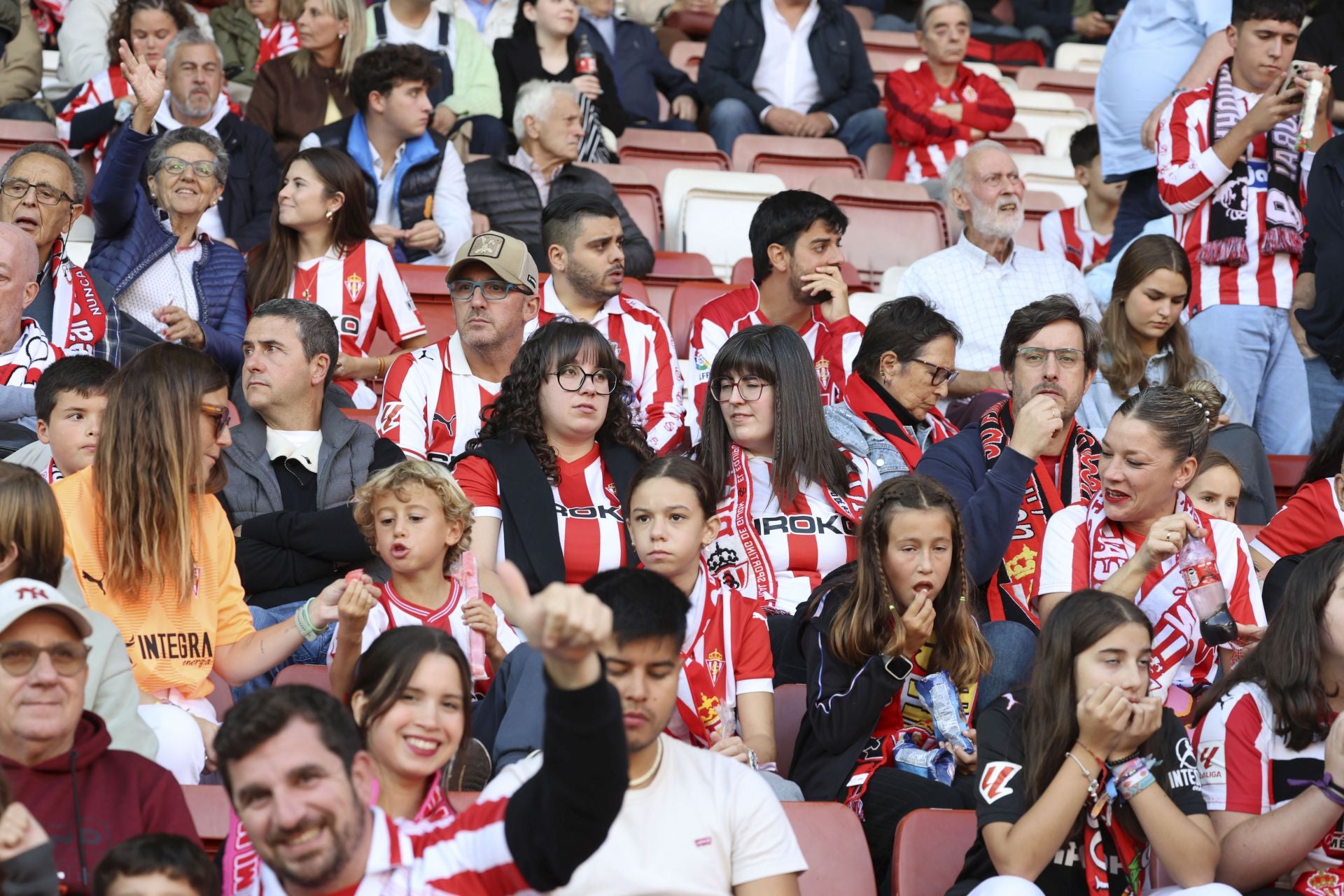 ¿Estuviste este domingo en El Molinón? ¡Búscate entre las fotos del Sporting-Albacete!