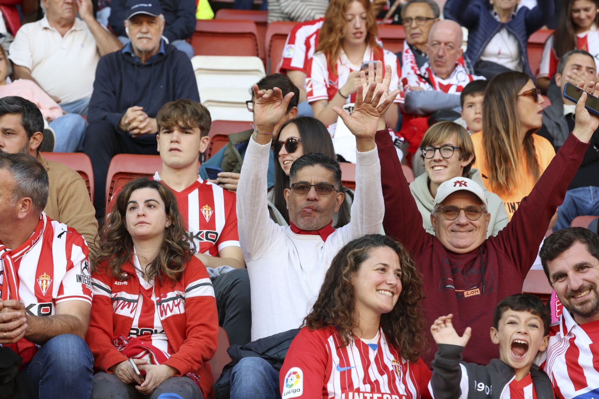 ¿Estuviste este domingo en El Molinón? ¡Búscate entre las fotos del Sporting-Albacete!