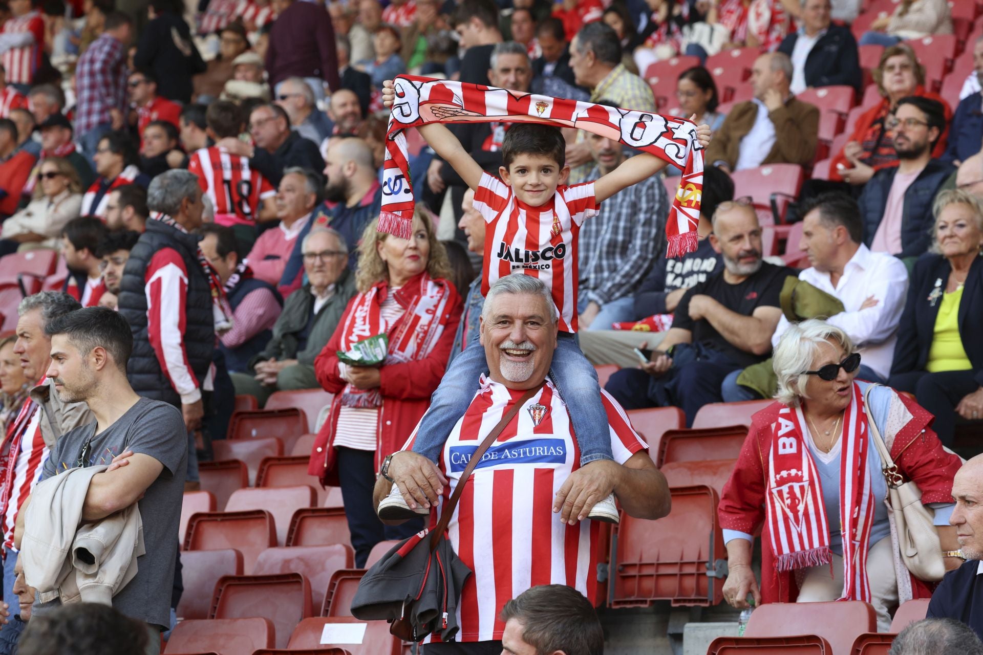 ¿Estuviste este domingo en El Molinón? ¡Búscate entre las fotos del Sporting-Albacete!