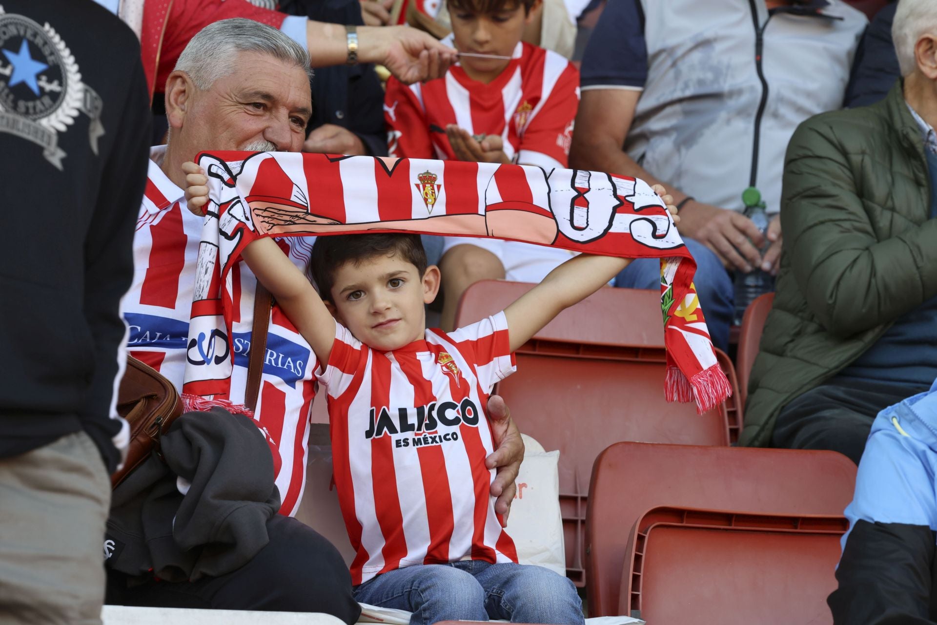 ¿Estuviste este domingo en El Molinón? ¡Búscate entre las fotos del Sporting-Albacete!