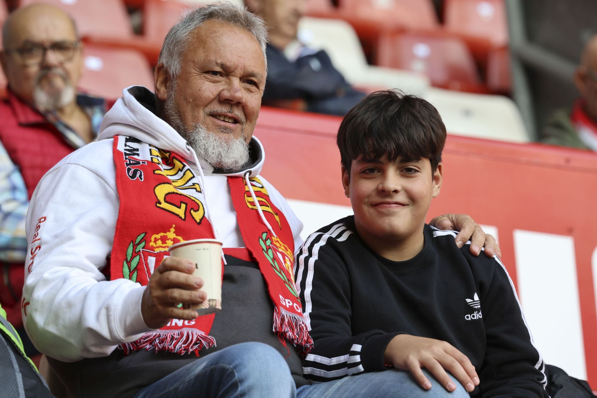 ¿Estuviste este domingo en El Molinón? ¡Búscate entre las fotos del Sporting-Albacete!