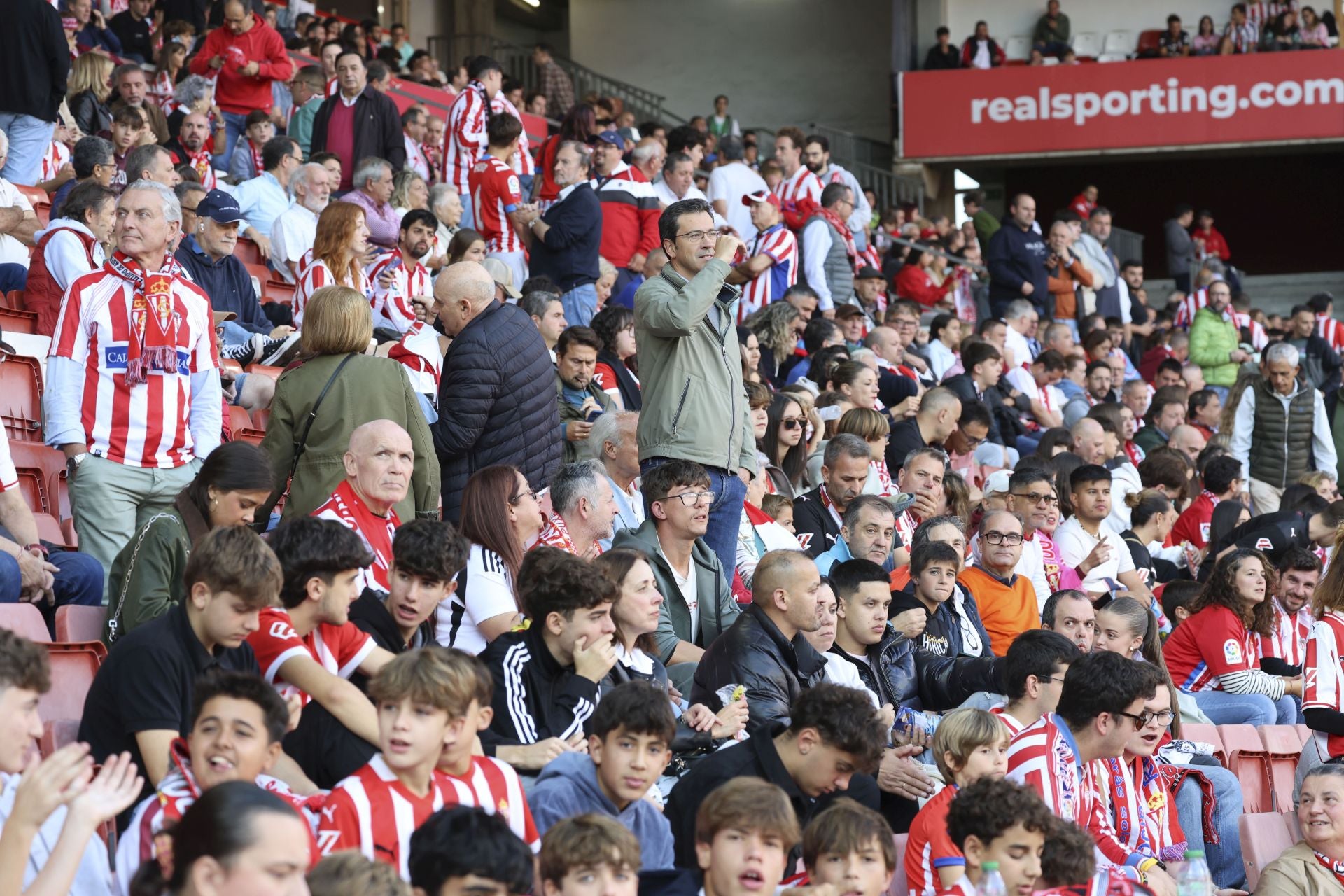 ¿Estuviste este domingo en El Molinón? ¡Búscate entre las fotos del Sporting-Albacete!