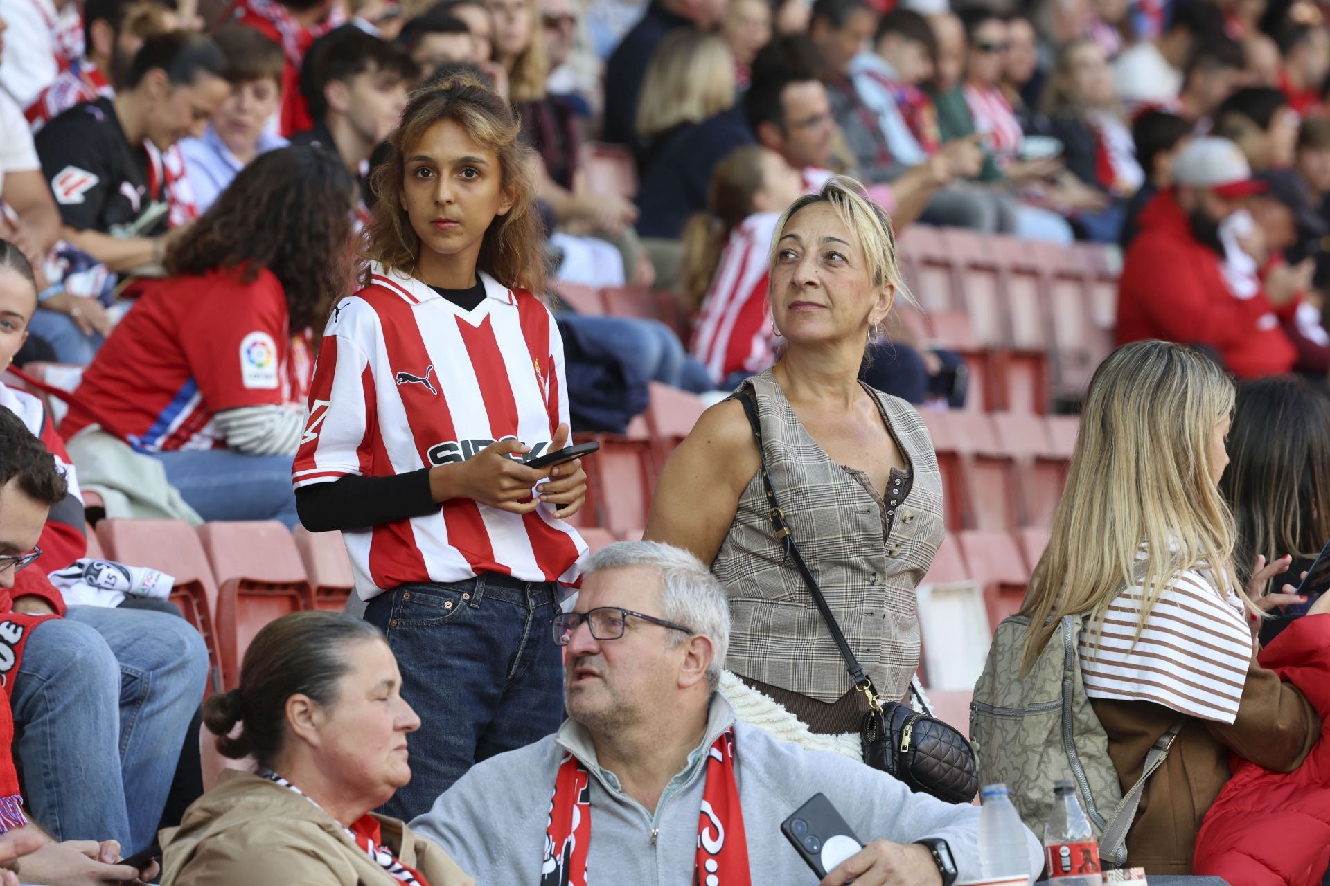 ¿Estuviste este domingo en El Molinón? ¡Búscate entre las fotos del Sporting-Albacete!