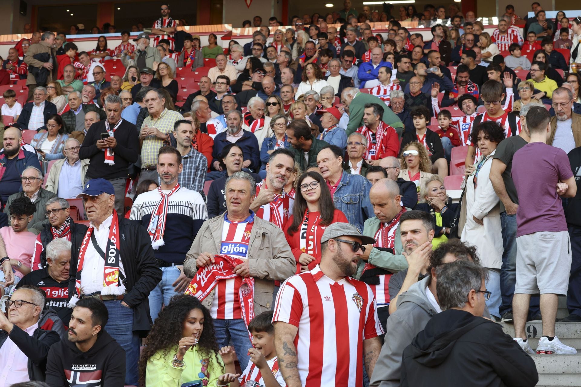 ¿Estuviste este domingo en El Molinón? ¡Búscate entre las fotos del Sporting-Albacete!