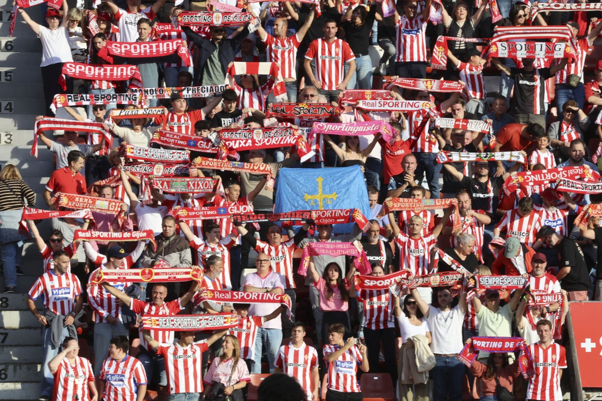 ¿Estuviste este domingo en El Molinón? ¡Búscate entre las fotos del Sporting-Albacete!