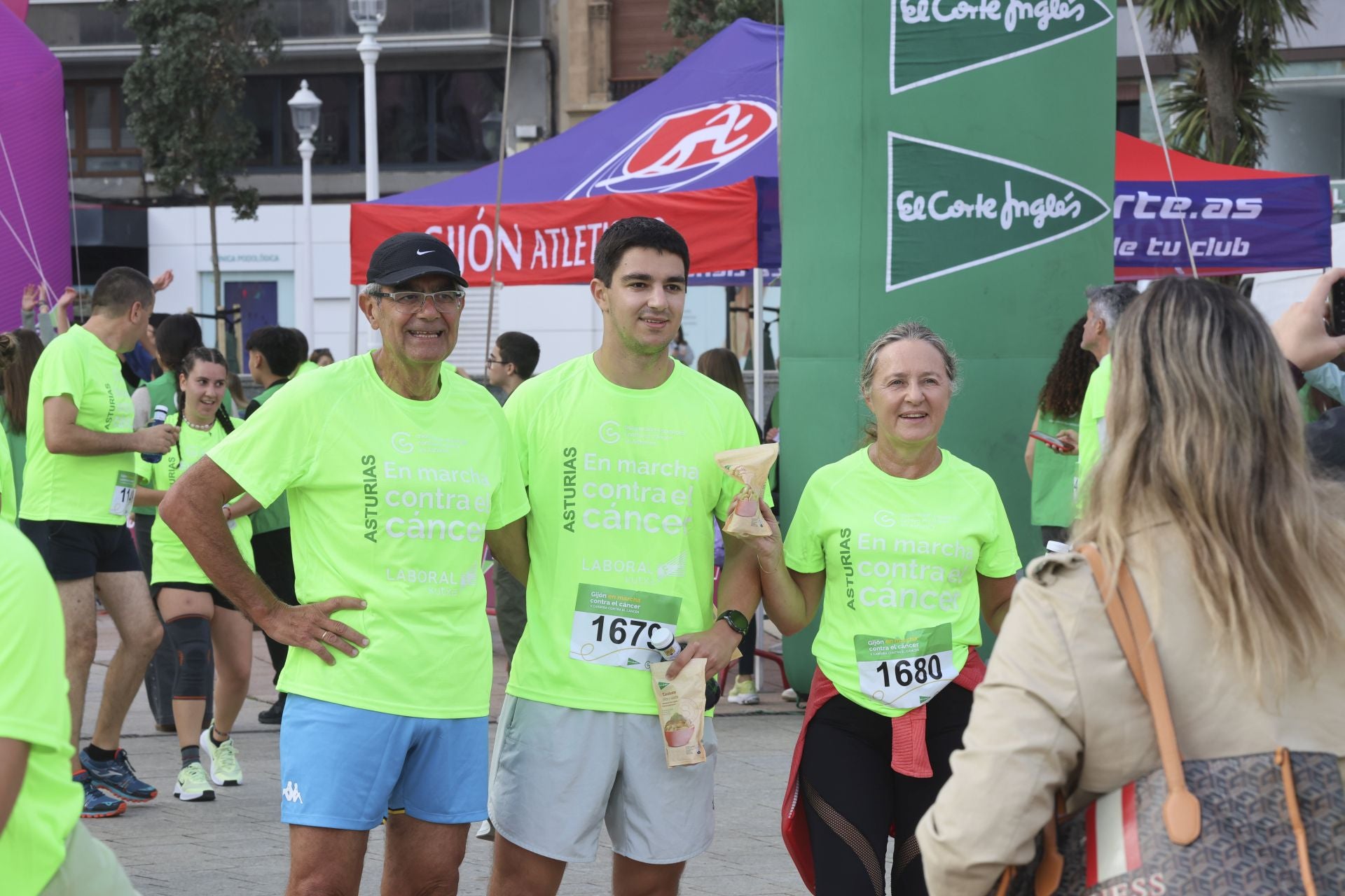 Un marea verde de 2.000 corazones solidarios marcha en Gijón contra el cáncer