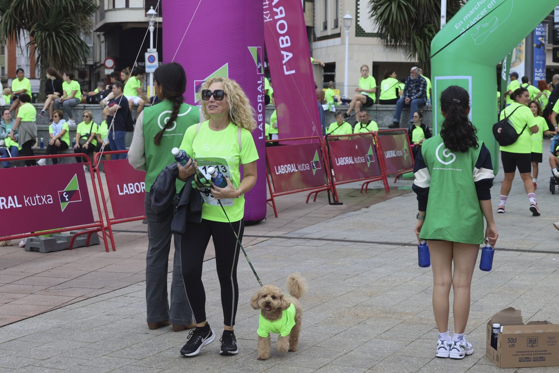 Un marea verde de 2.000 corazones solidarios marcha en Gijón contra el cáncer