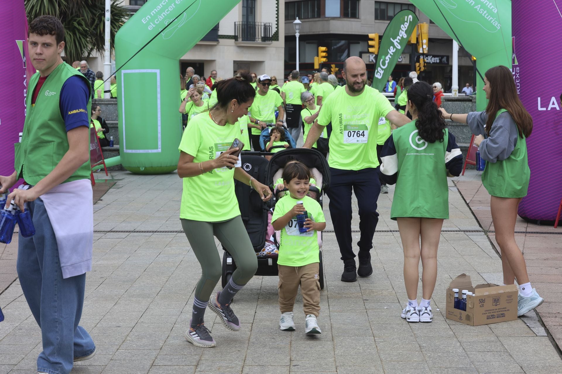 Un marea verde de 2.000 corazones solidarios marcha en Gijón contra el cáncer