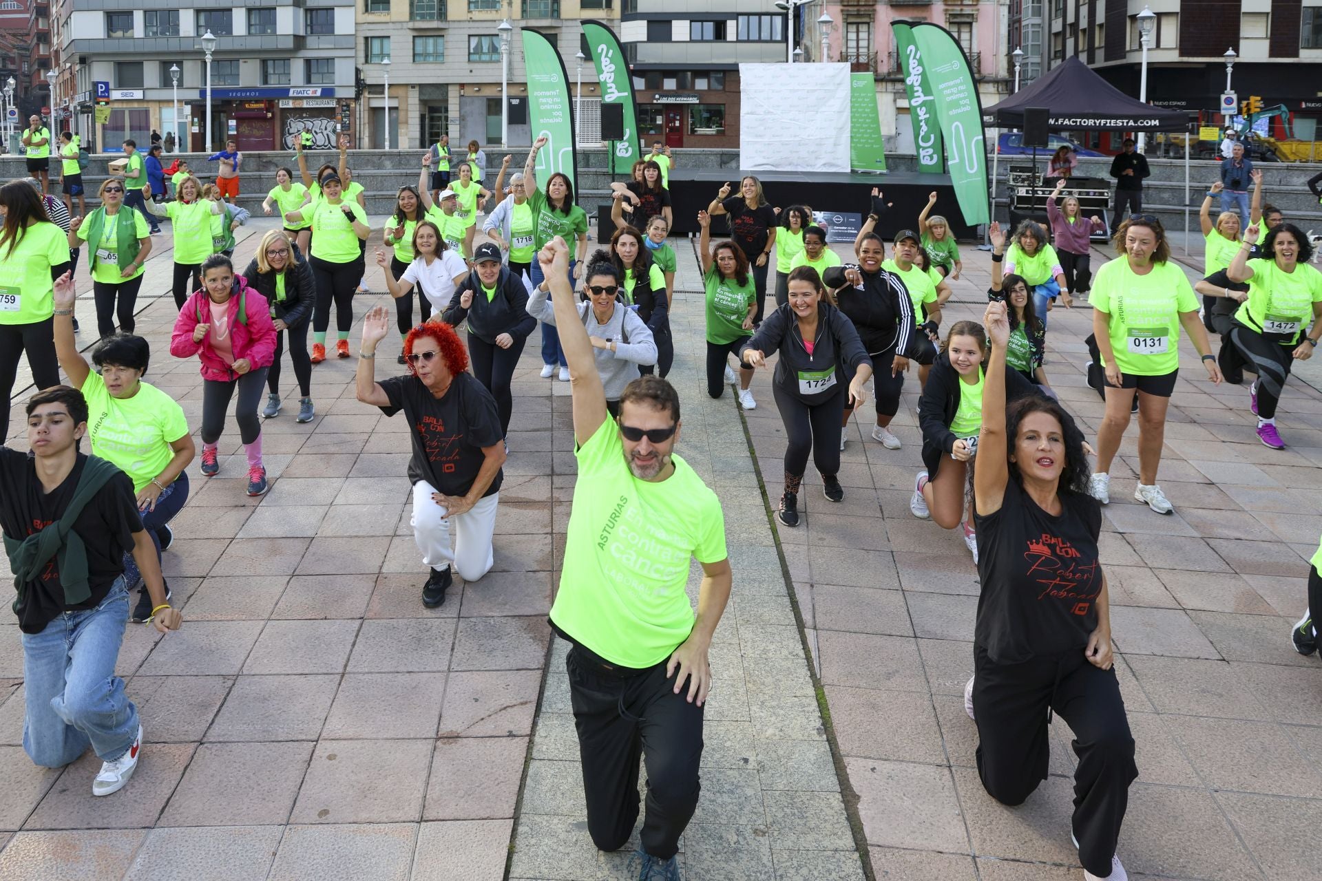 Un marea verde de 2.000 corazones solidarios marcha en Gijón contra el cáncer