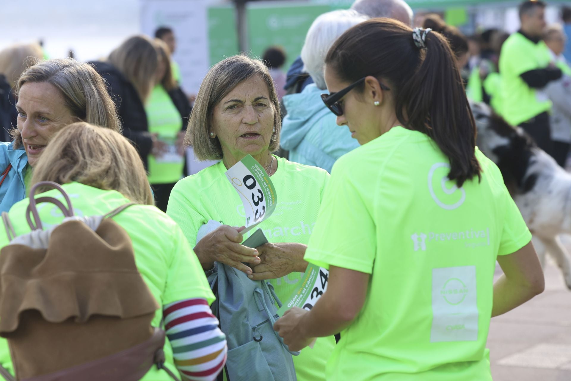Un marea verde de 2.000 corazones solidarios marcha en Gijón contra el cáncer