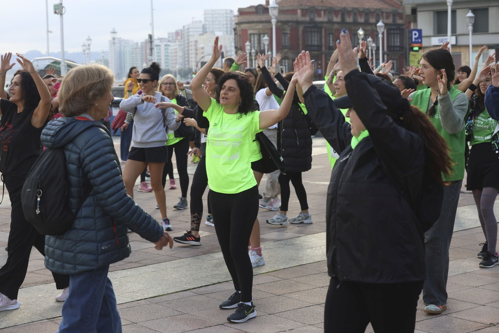 Un marea verde de 2.000 corazones solidarios marcha en Gijón contra el cáncer