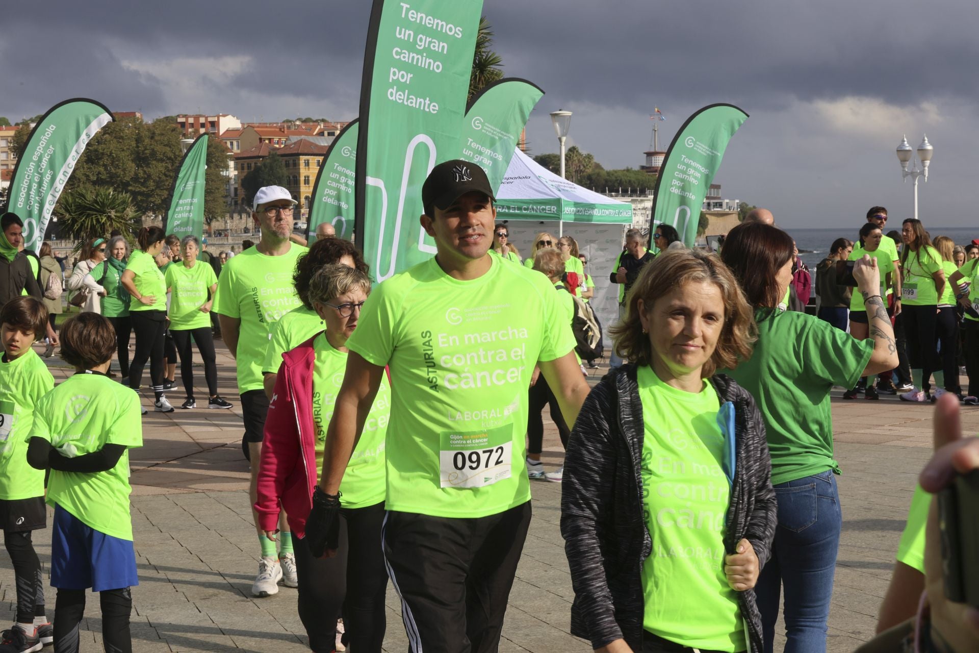 Un marea verde de 2.000 corazones solidarios marcha en Gijón contra el cáncer