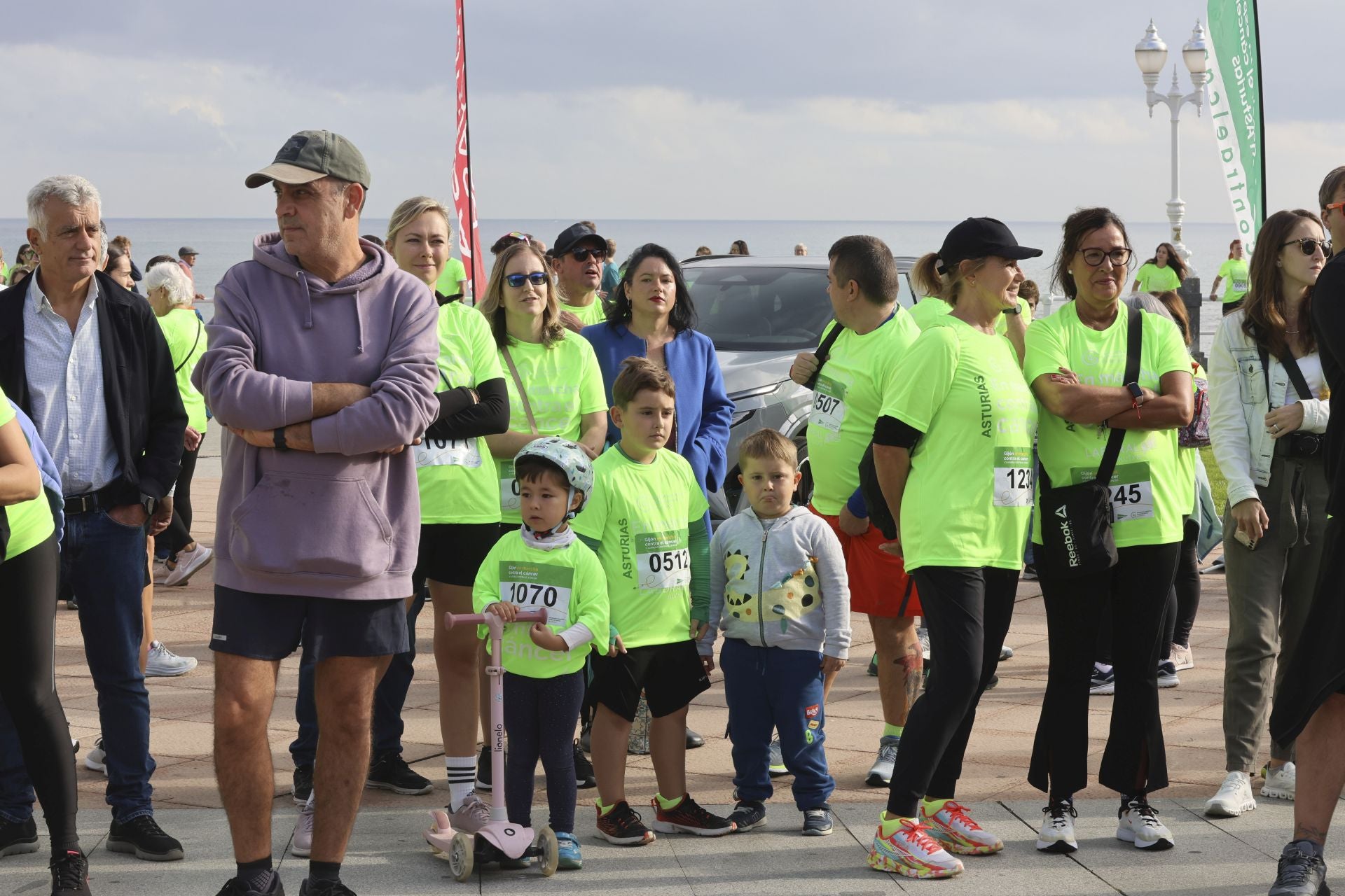 Un marea verde de 2.000 corazones solidarios marcha en Gijón contra el cáncer