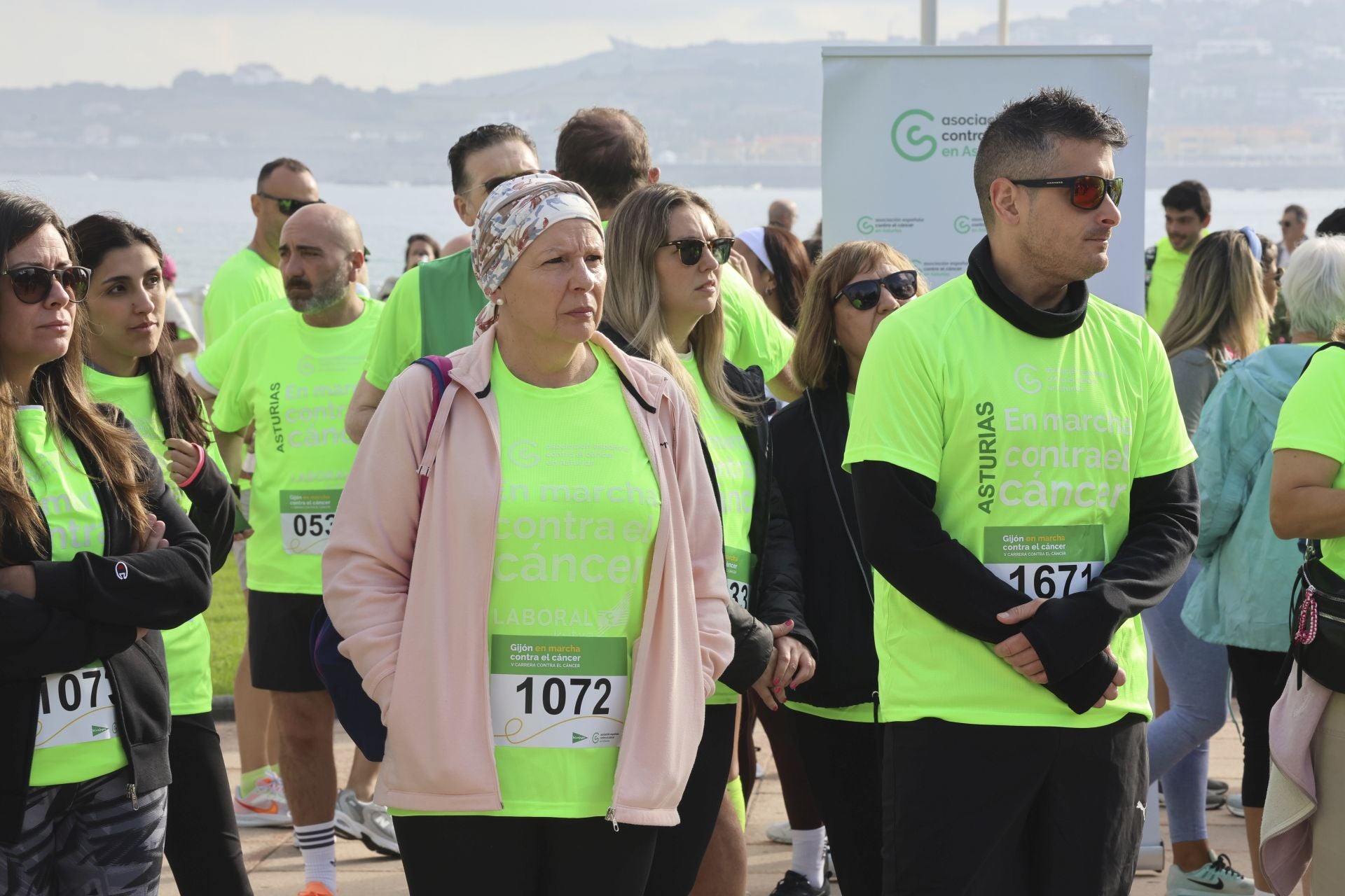 Un marea verde de 2.000 corazones solidarios marcha en Gijón contra el cáncer