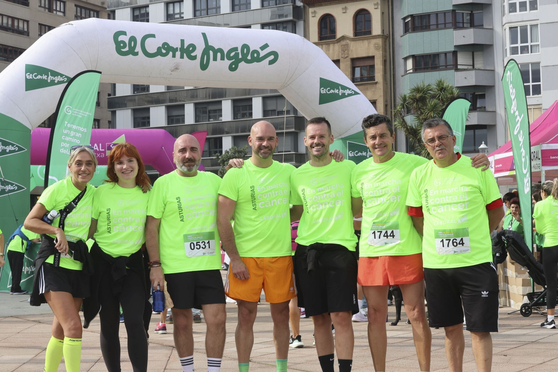 Un marea verde de 2.000 corazones solidarios marcha en Gijón contra el cáncer