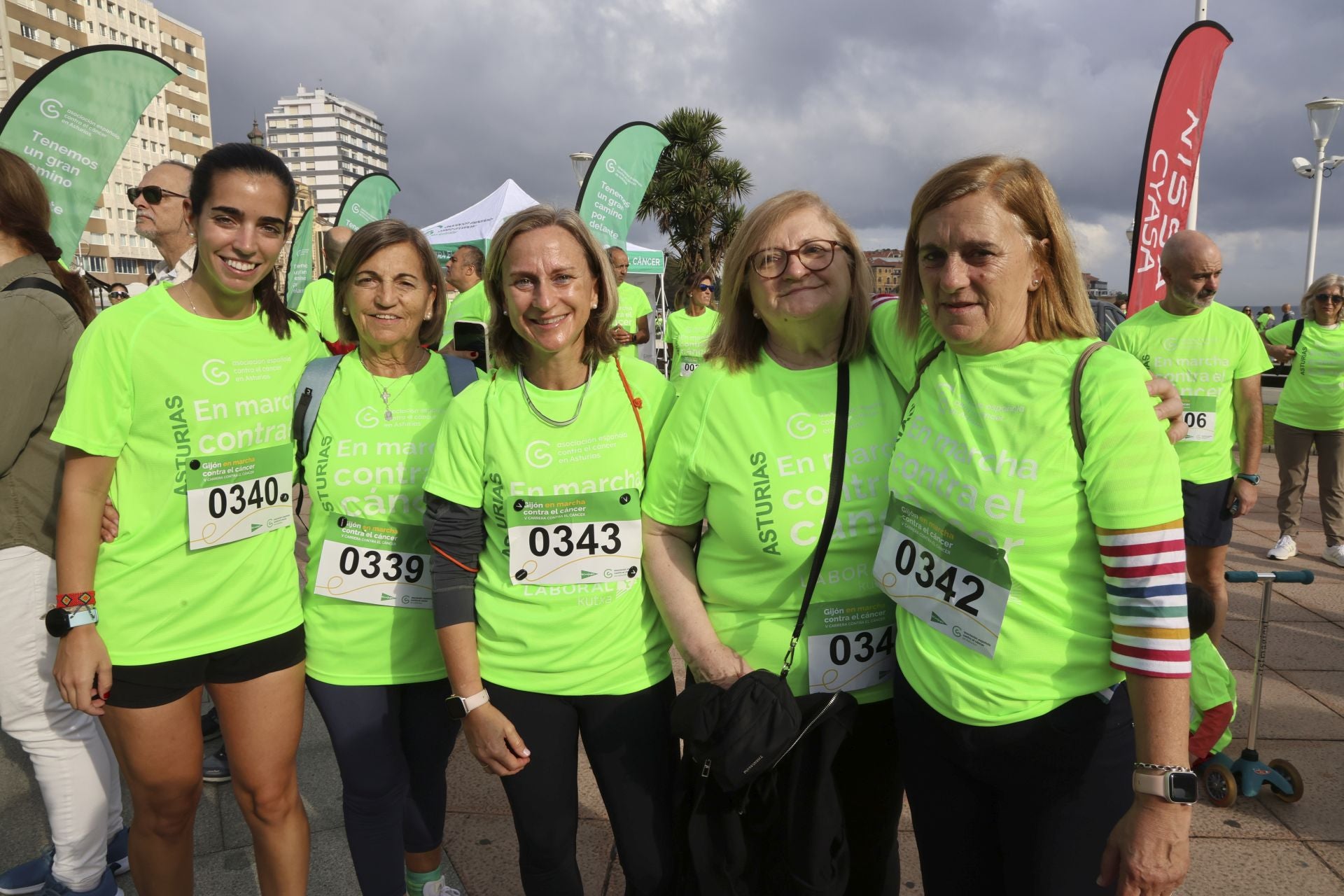 Un marea verde de 2.000 corazones solidarios marcha en Gijón contra el cáncer