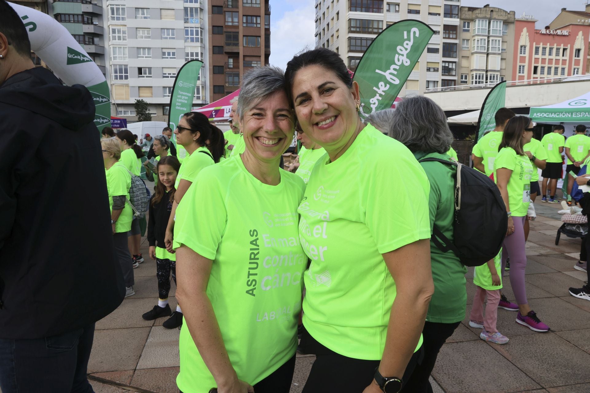 Un marea verde de 2.000 corazones solidarios marcha en Gijón contra el cáncer