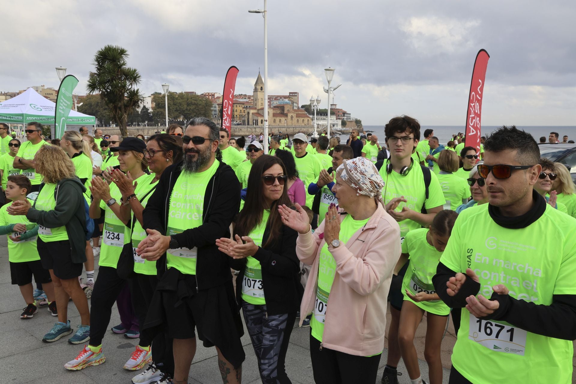 Un marea verde de 2.000 corazones solidarios marcha en Gijón contra el cáncer