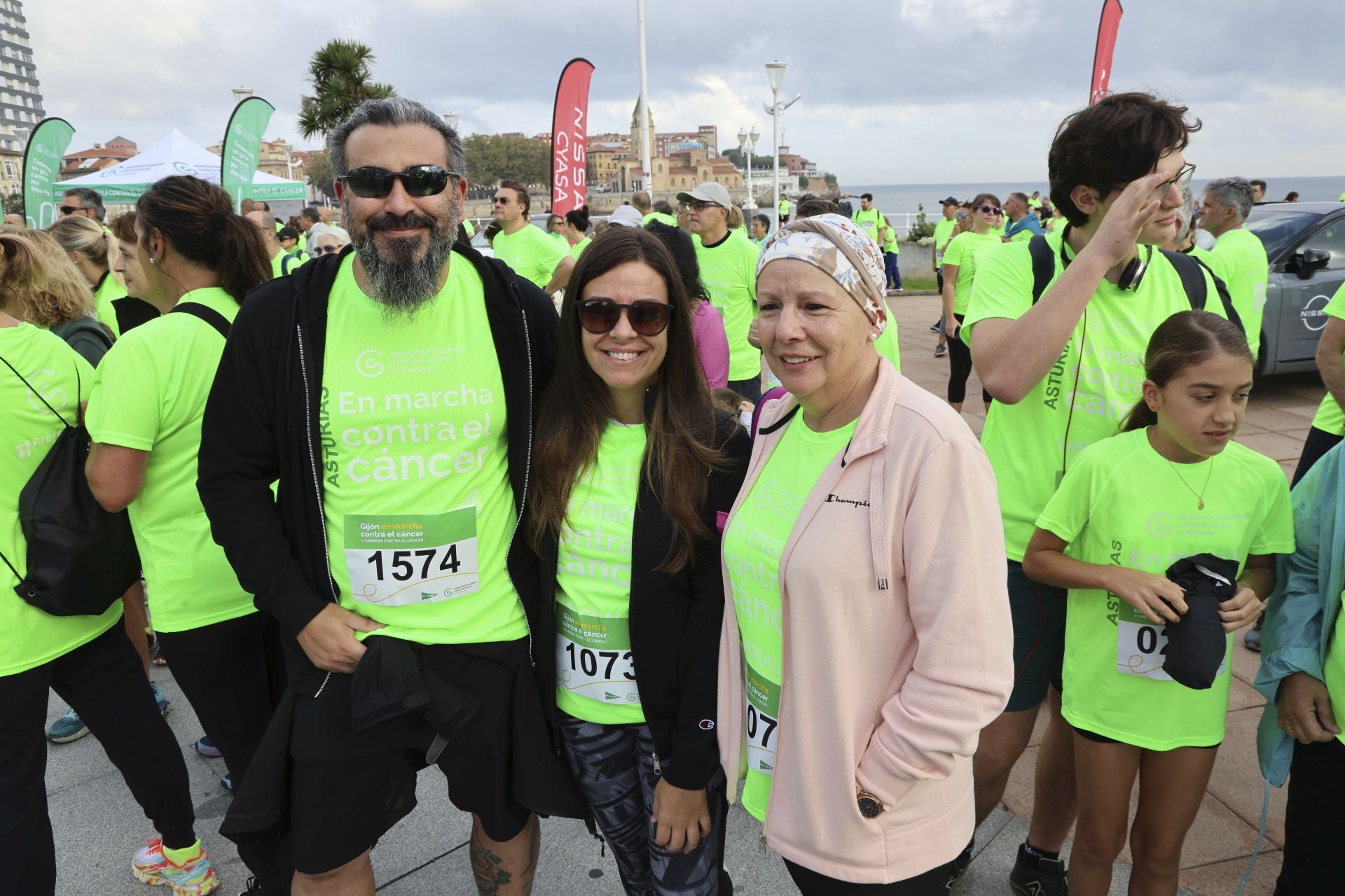 Un marea verde de 2.000 corazones solidarios marcha en Gijón contra el cáncer