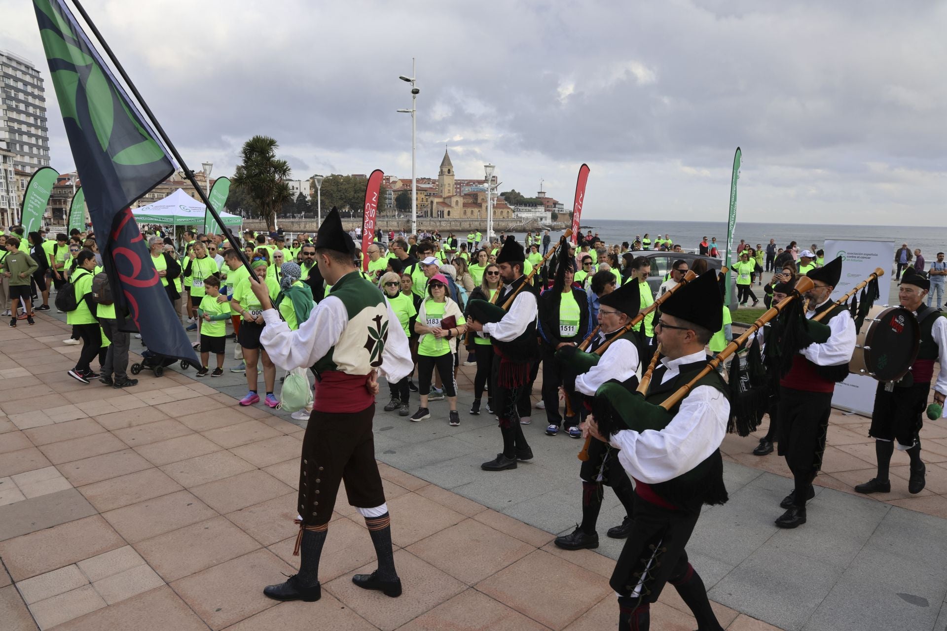 Un marea verde de 2.000 corazones solidarios marcha en Gijón contra el cáncer