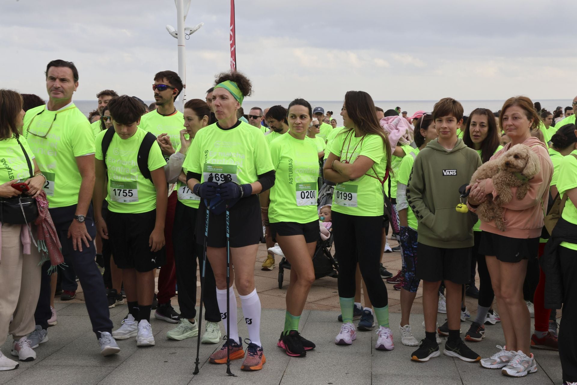 Un marea verde de 2.000 corazones solidarios marcha en Gijón contra el cáncer