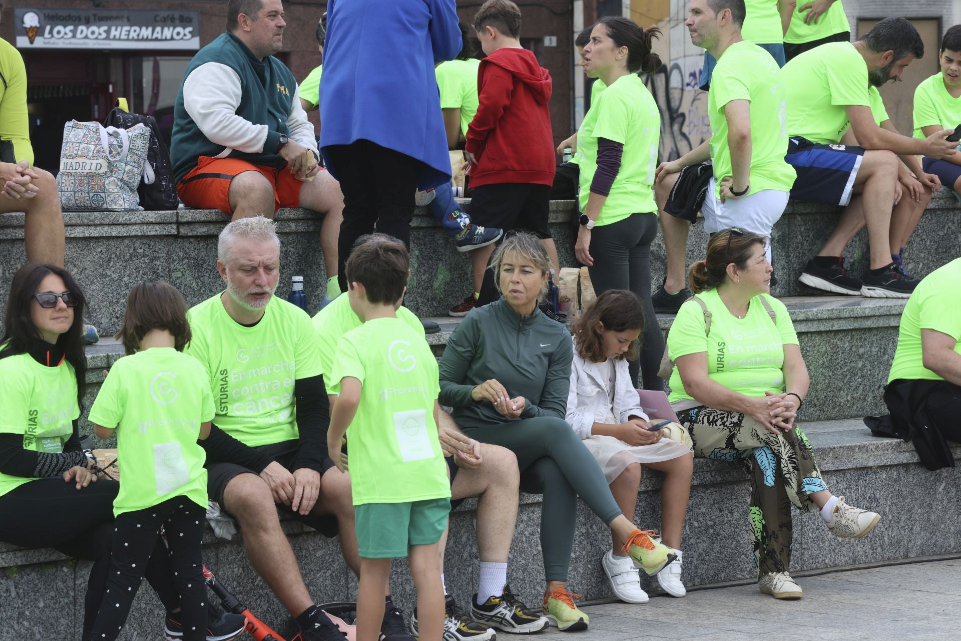 Un marea verde de 2.000 corazones solidarios marcha en Gijón contra el cáncer