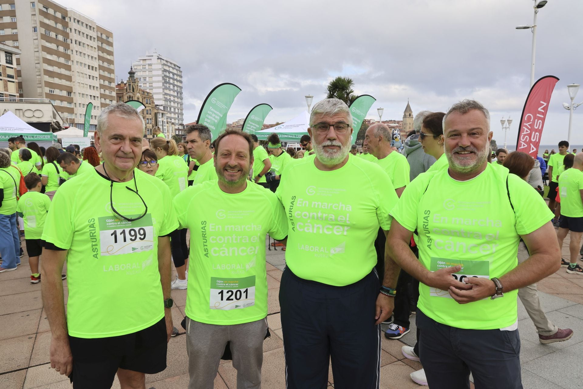 Un marea verde de 2.000 corazones solidarios marcha en Gijón contra el cáncer