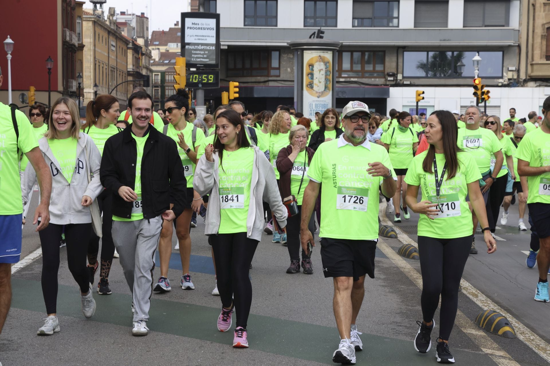 Un marea verde de 2.000 corazones solidarios marcha en Gijón contra el cáncer