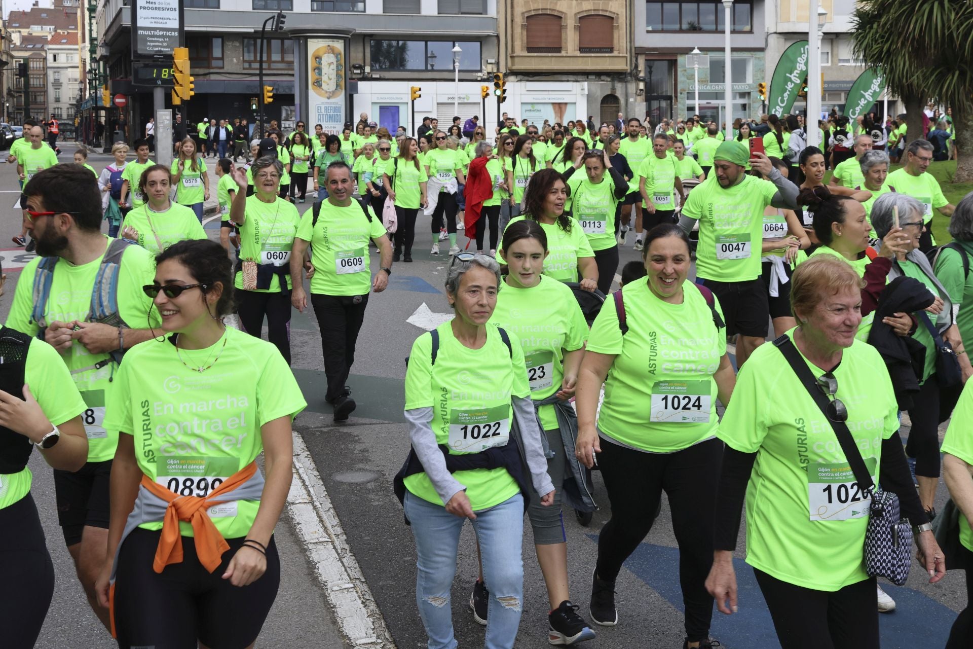 Un marea verde de 2.000 corazones solidarios marcha en Gijón contra el cáncer