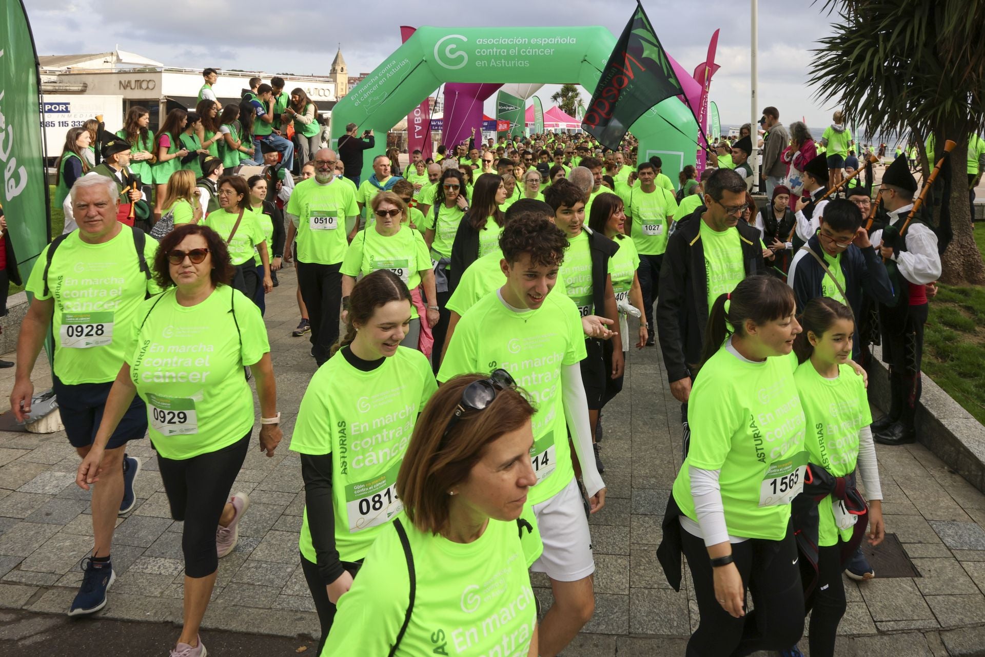 Un marea verde de 2.000 corazones solidarios marcha en Gijón contra el cáncer