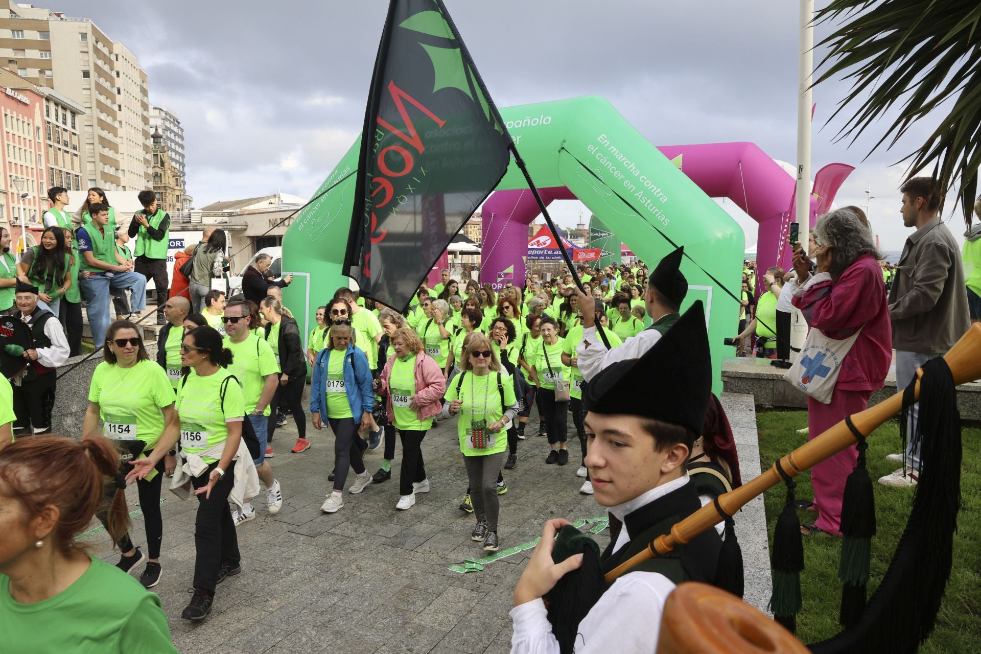 Un marea verde de 2.000 corazones solidarios marcha en Gijón contra el cáncer