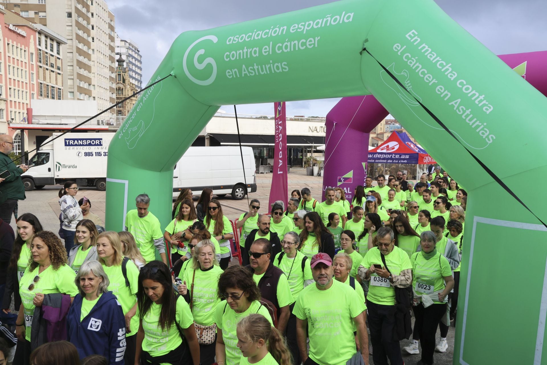 Un marea verde de 2.000 corazones solidarios marcha en Gijón contra el cáncer