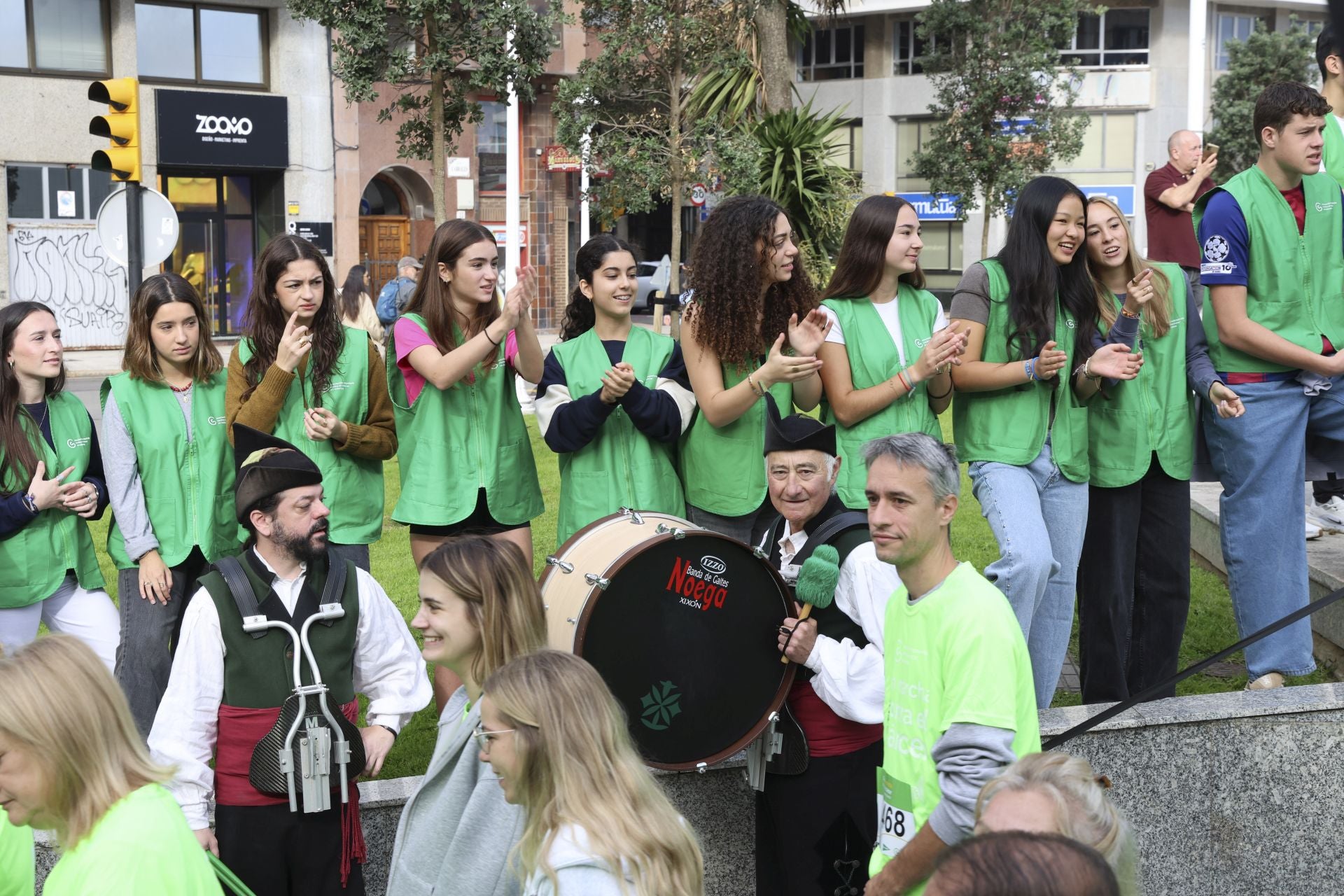 Un marea verde de 2.000 corazones solidarios marcha en Gijón contra el cáncer