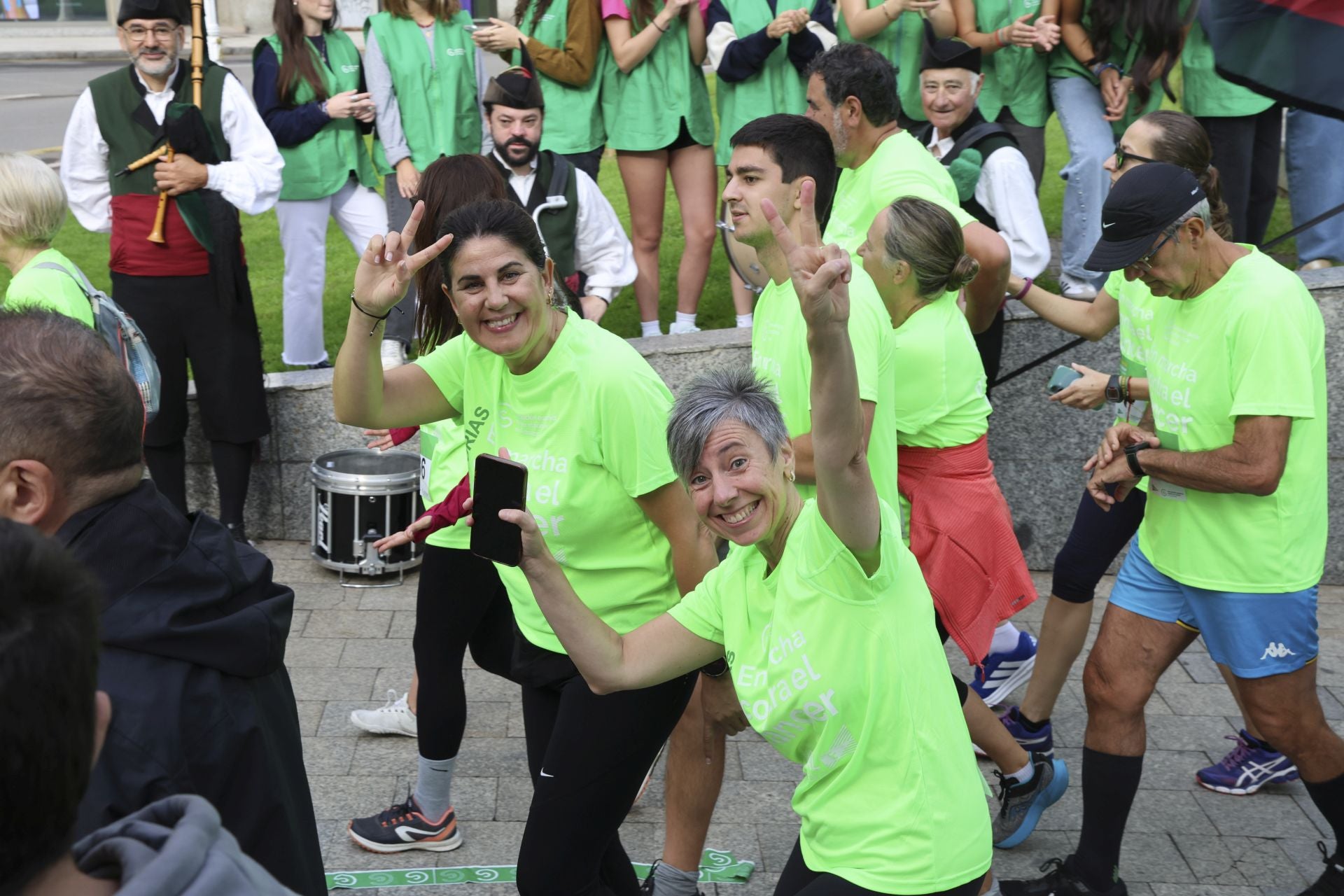 Un marea verde de 2.000 corazones solidarios marcha en Gijón contra el cáncer