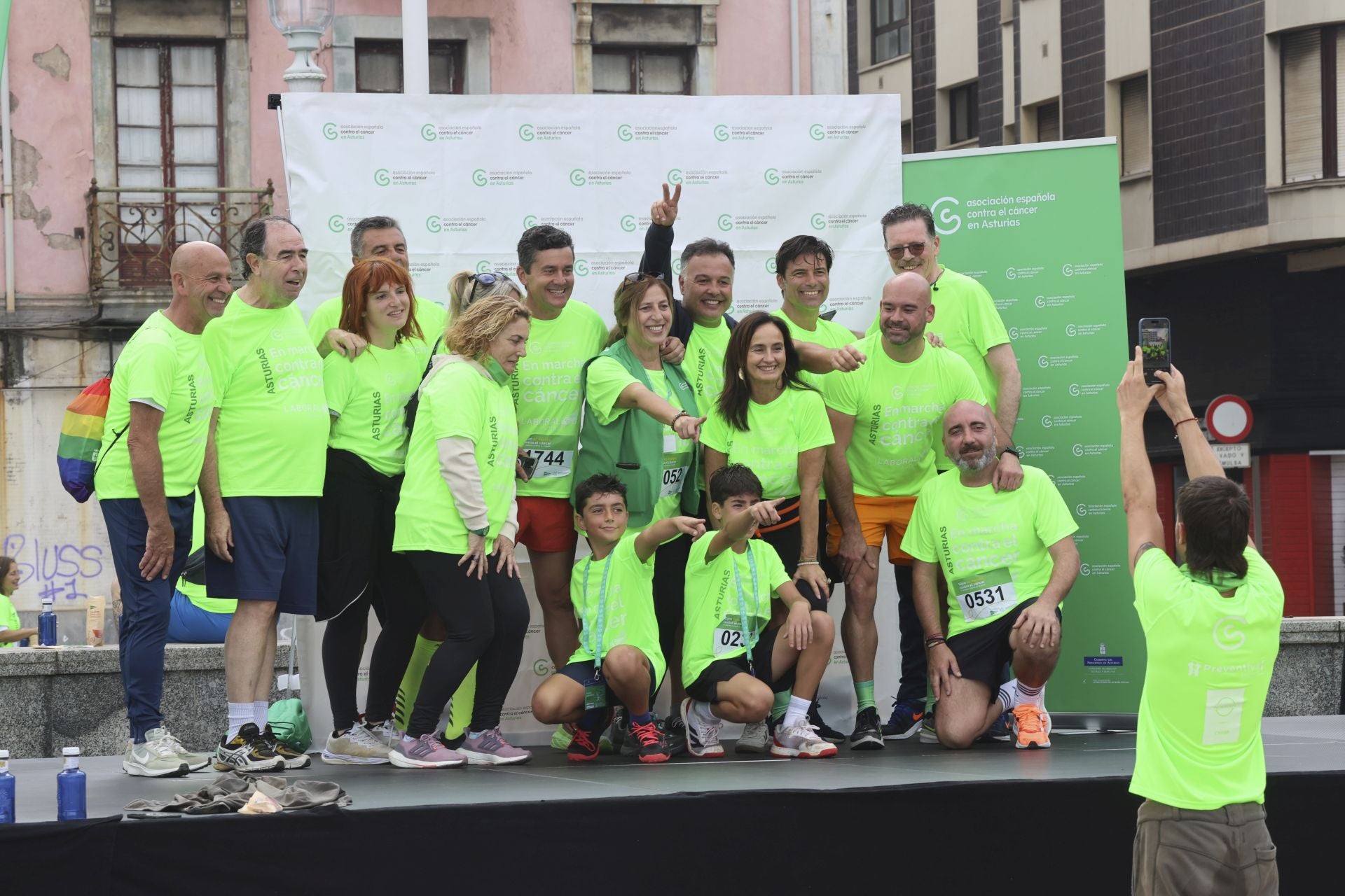 Un marea verde de 2.000 corazones solidarios marcha en Gijón contra el cáncer