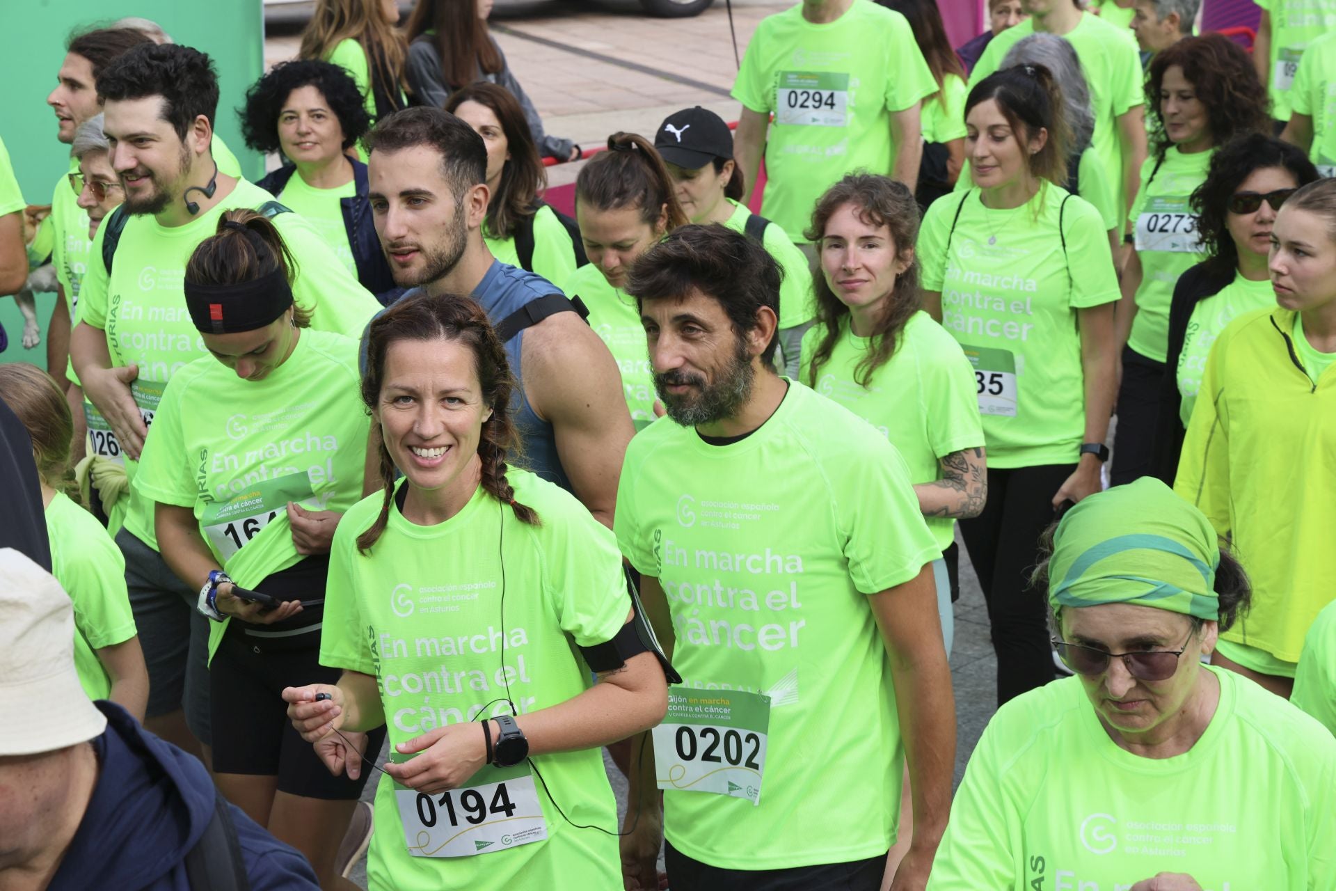 Un marea verde de 2.000 corazones solidarios marcha en Gijón contra el cáncer