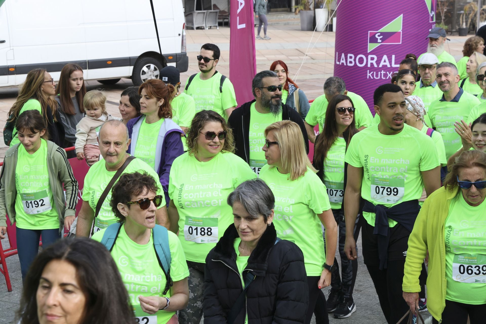 Un marea verde de 2.000 corazones solidarios marcha en Gijón contra el cáncer