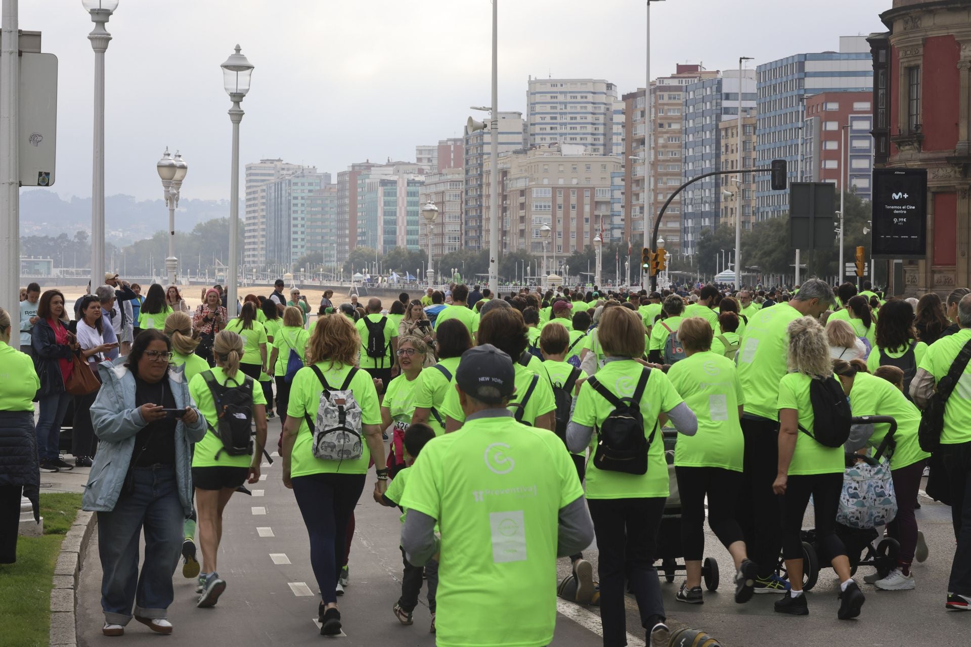 Un marea verde de 2.000 corazones solidarios marcha en Gijón contra el cáncer