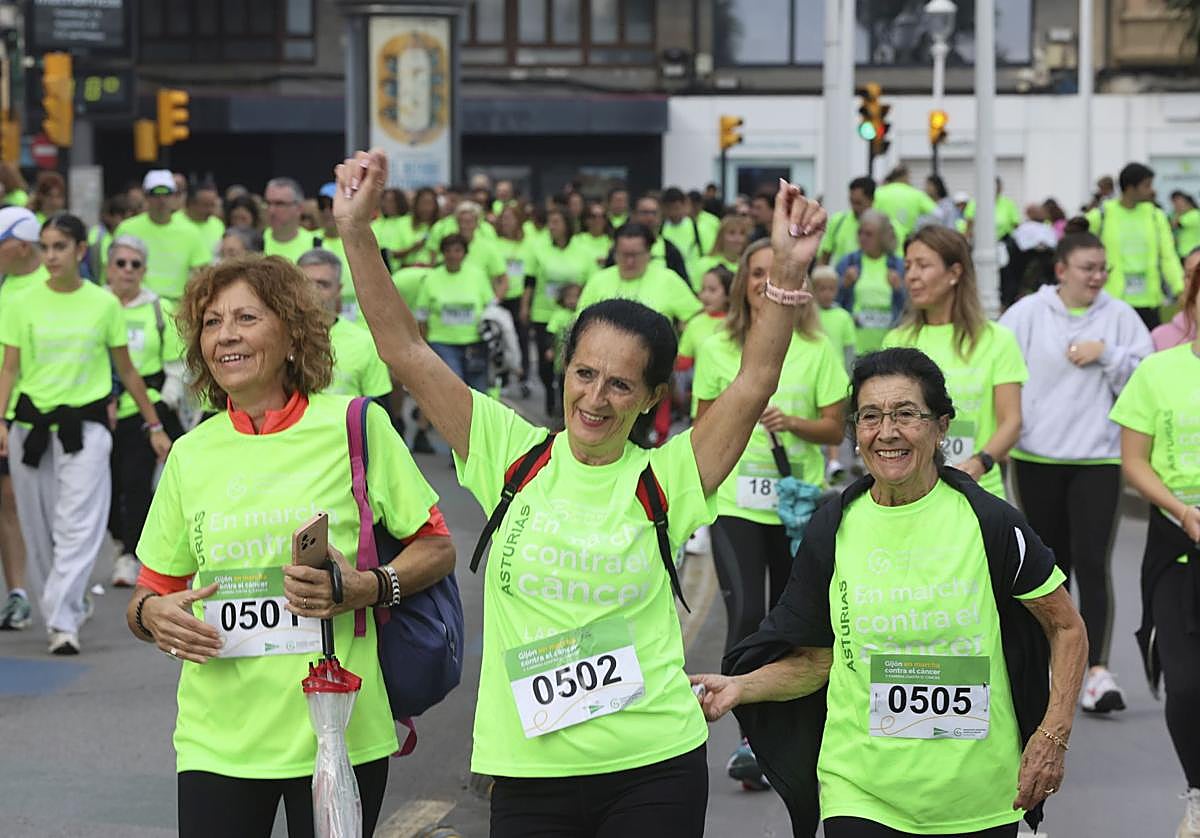 Un marea verde de 2.000 corazones solidarios marcha en Gijón contra el cáncer