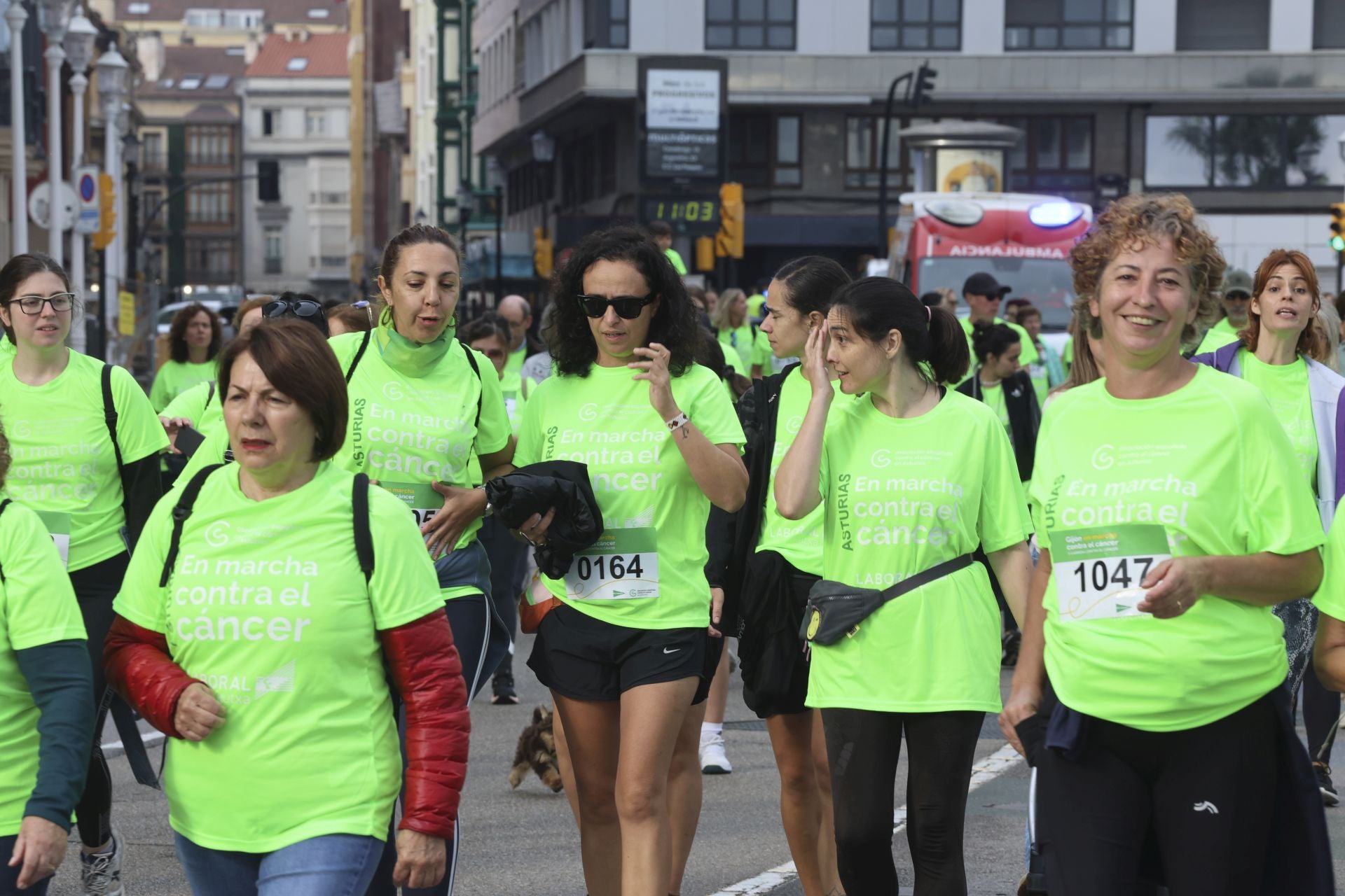 Un marea verde de 2.000 corazones solidarios marcha en Gijón contra el cáncer